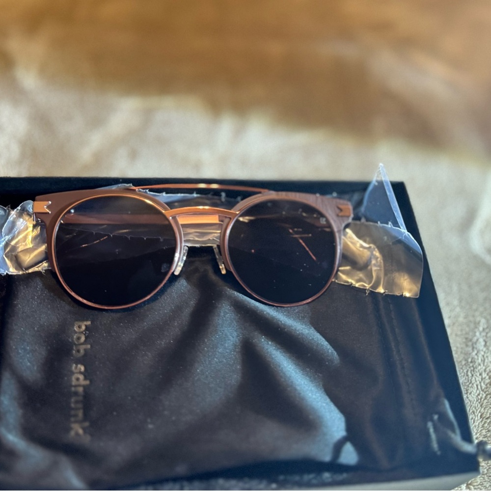 Women's Black Round Metal-Frame Sunglasses with Rose Gold Accents - Picture 2 of 5